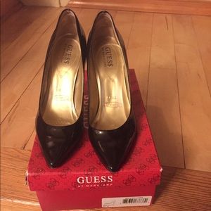 Guess black patent leather pumps